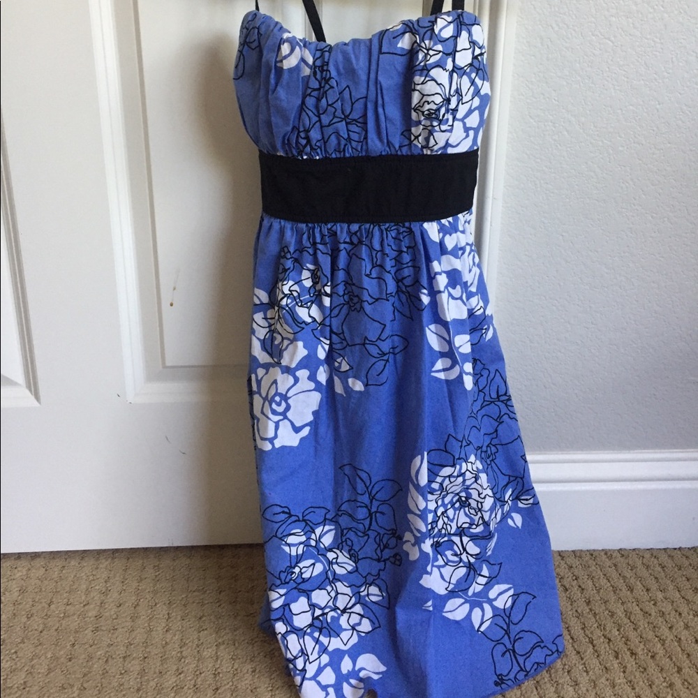 Gorgeous blue dress with flower detail. Size 5.